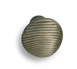 Giara-meubelknop-C61-rond-fijn-gestreept-36-mm-britannium