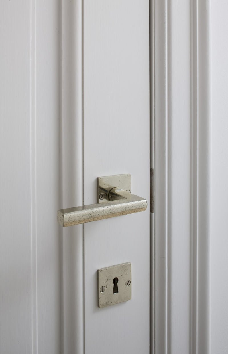 Pure-deurkrukken-Ph1920-op-vierkant-rozet-wit-brons
