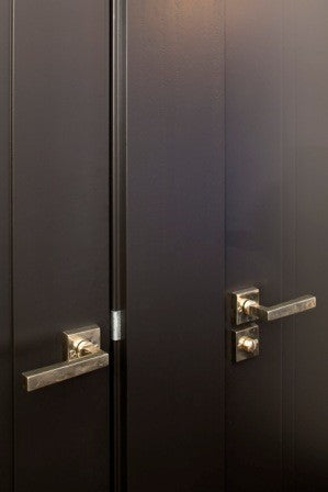 Giara-deurkrukken-M12-R12-op-vierkant-rozet-50mm-wit-brons