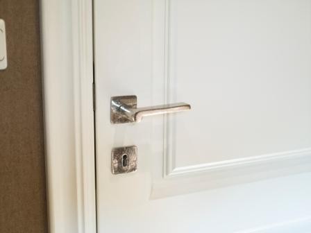 Pure-deurkrukken-Ph1928-op-vierkant-rozet-wit-brons
