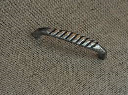 Giara-meubelgreep-MA5T-64-mm-diagonaal-gestreept-britannium