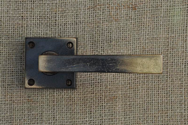 Giara-deurkrukken-M12-R12-op-vierkant-rozet-50mm-verdonkerd-brons